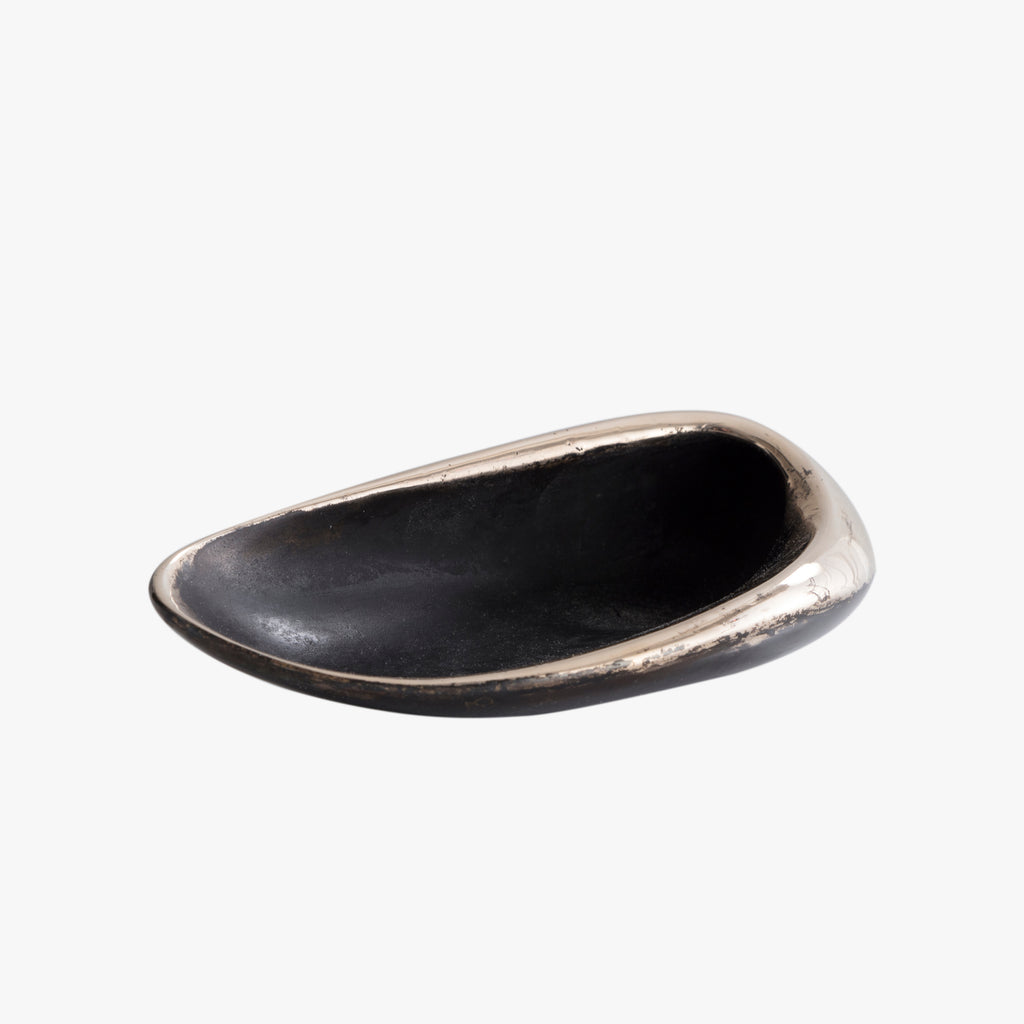 Sculptural umbo form